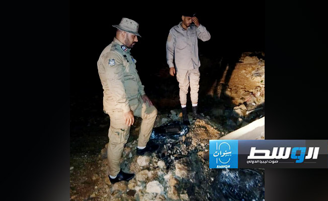 عمود إنارة بعد أن أشعل متهمون النيران فيه لسرقته بالأصابعة (الإدارة العامة لشرطة الكهرباء)