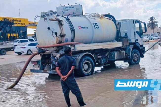 عامل يتابع فك مختنقات مياه الأمطار في مصراتة، الأحد 21 سبتمبر 2025. (شركة المياه والصرف الصحي)