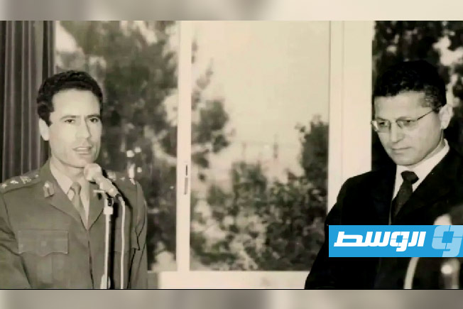 الديكتاتور الليبي معمر القذافي مع منصور رشيد الكيخيا، والد المخرجة. (فارايتي - بإذن من جيهان ك).