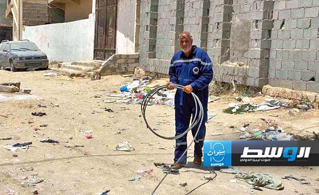 جانب من أعمال إزالة توصيلات الكهرباء غير الشرعية في أجدابيا، 29 يوليو 2024. (الإنترنت)
