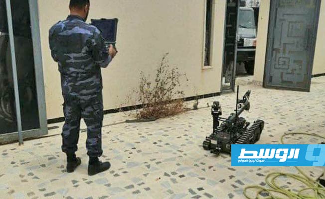 فريق تفكيك المتفجرات يبدأ إزالة الألغام ومخلفات الحرب بمناطق في عين زارة