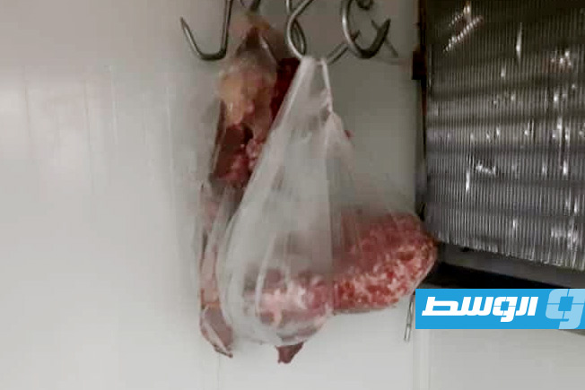لحوم فاسدة عثر عليها في محل جزارة بالجفارة، 8 سبتمبر 2025. (الرقابة على الأغذية)