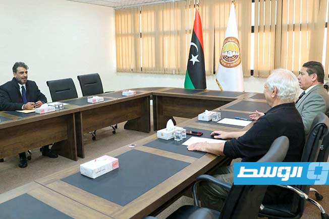 عضوي لجنة الطاقة يوسف العقوري، وعلي التكبالي يستمعان لوزير الكهرباء عوض البدري، الإثنين 3 فبراير 2025 (الناطق باسم مجلس النواب)
