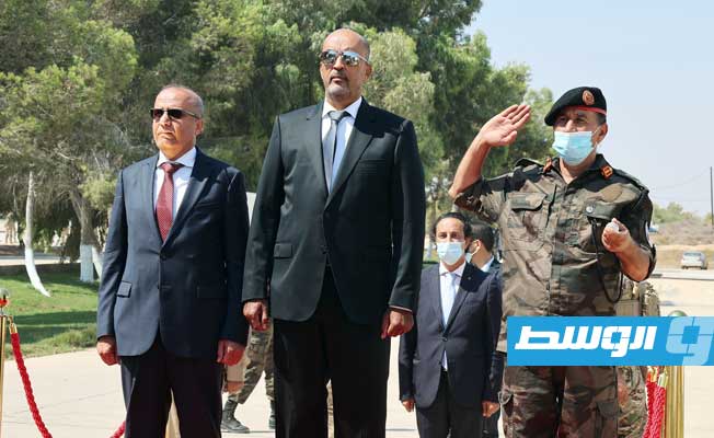 الكوني واللافي خلال زيارتهما لمعسكر قوة مكافحة الإرهاب، الأحد 15 أغسطس 2021. (المجلس الرئاسي)