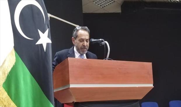 الباحث عبد المنعم اسبيطه أثناء تقديمه لحفل التأبين (بوابة الوسط)