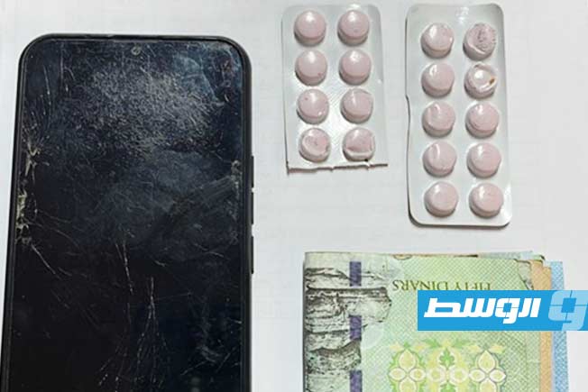 أقراص مخدرة ومتعلقات ضبطت مع وافد في منطقة قرقاش، 9 أبريل 2025. (جهاز مكافحة المخدرات)