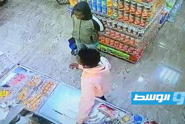أفراد التشكيل العصابي المقبوض عليهم. (مديرية أمن درنة)
