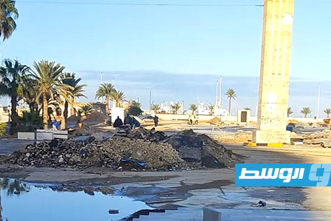 جانب من أعمال الصيانة بميدان الشهداء. (طرابلس الآن)