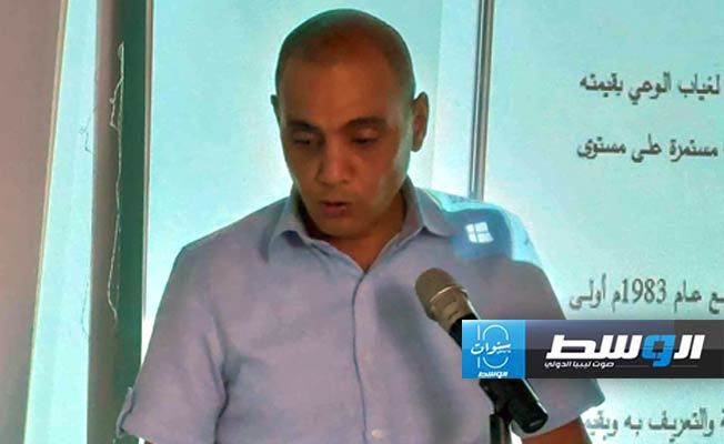 الباحث أحمد دعوب أثناء المحاضرة. (بوابة الوسط)
