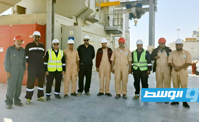 موظفون بشركة الخليج العربي للنفط خلال تجربة تشغيل مولد جديد بحقل النافورة (الشركة)
