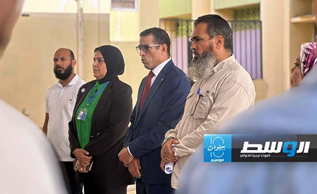 مراقبون قبل لحظات من دخول لجان امتحانات الثانوية العامة، 23 يونيو 2024. (بوابة الوسط)