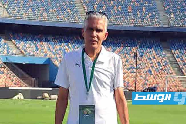 محرر «بوابة الوسط» زين العابدين بركان على أرضية ملعب استاد القاهرة. (خاص - الوسط)