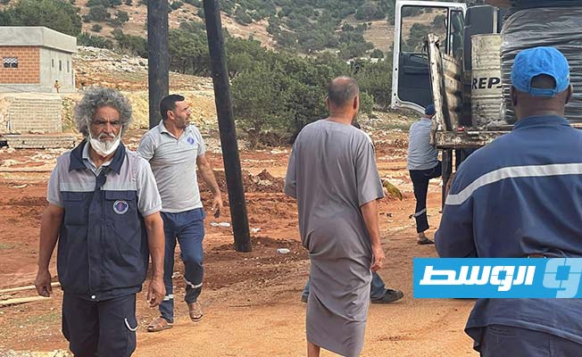 فنيو شركة الكهرباء يجرون إصلاحات بمنطقة هضبة الحمر، 26 سبتمبر 2023. (شركة الكهرباء)