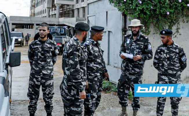 عناصر الشرطة أثناء إخلاء مجمع الدعوة الإسلامية في طرابلس، 14 أكتوبر 2021. (وزارة الداخلية)