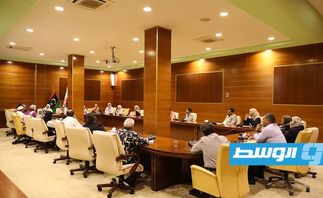 مديرو الصيدلة بالمستشفيات والمراكز الطبية في اجتماع مع إدارة المستلزمات الطبية بوزارة الصحة في حكومة الدبيبة، 31 أكتوبر 2022 (الوزارة)