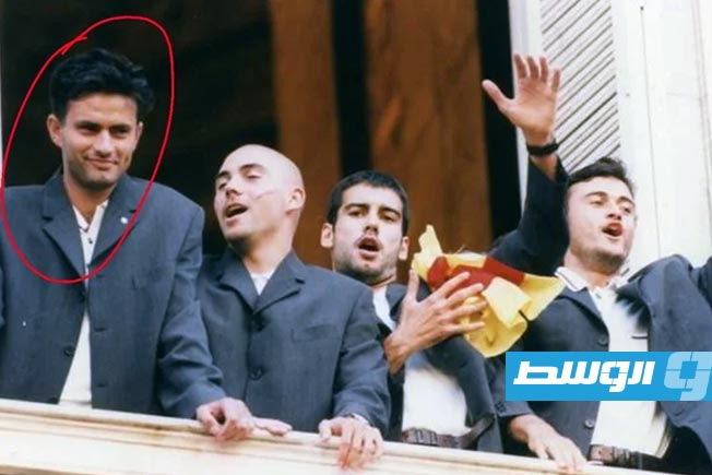 مورينيو (الأول من اليسار) خلال فترة عمله بنادي برشلونة (جريدة سبورت الإسبانية)