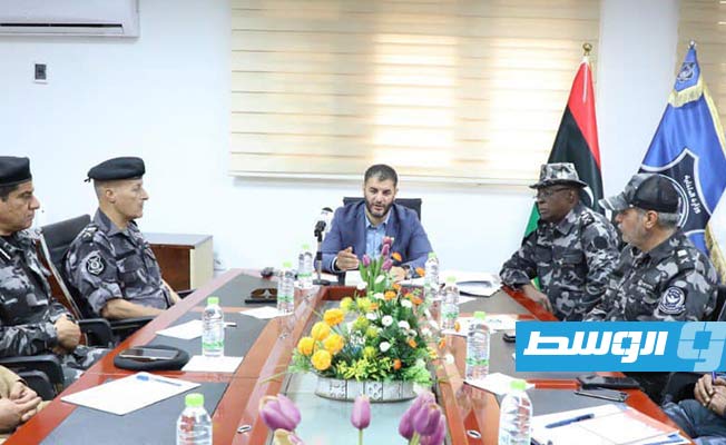الطرابلسي أثناء تفقده غرفة تأمين الانتخابات البلدية، 16 نوفمبر 2024 (وزارة الداخلية)