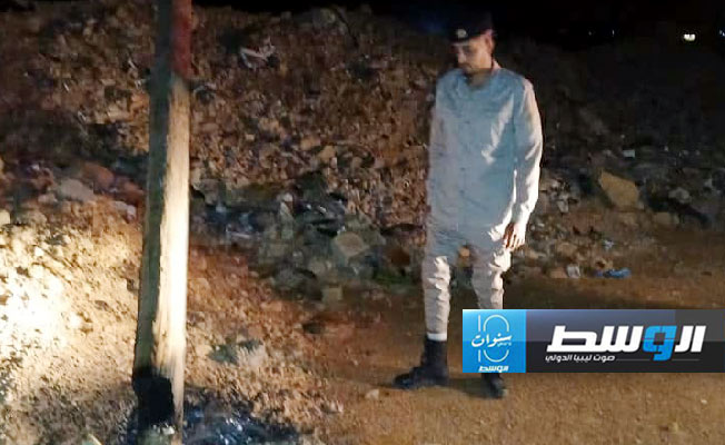 عمود إنارة بعد أن أشعل متهمون النيران فيه لسرقته بالأصابعة (الإدارة العامة لشرطة الكهرباء)