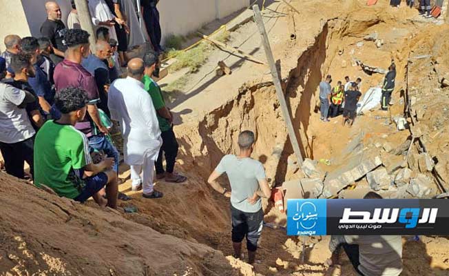 عملية انتشال عمال انهار عليهم سور أثناء صيانة أنبوب مياه بمنطقة شرفة الملاحة بسوق الجمعة، الأربعاء 3 يوليو 2024. (جهاز الإسعاف والطوارئ)