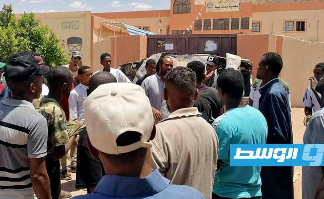 متظاهرون غاضبون لحظة إغلاق مبنى بلدية بنت بية بالجنوب الليبي، 3 أغسطس 2022. (بوابة الوسط)
