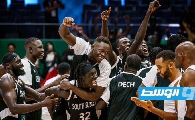 لاعبو منتخب جنوب السودان يحتفلون بالفوز والتأهل التاريخي (حساب الاتحاد الدولي لكرة السلة على فيسبوك)