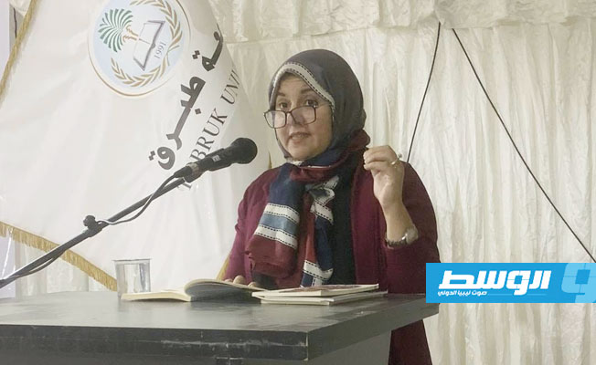 الكاتبة رحاب شنيب خلال الأمسية ثقافية في إطار أمسيات اليوم السادس لمعرض طبرق الدولي للكتاب، 24 نوفمبر. (فسبوك)
