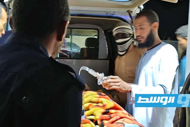 نقل أحد المصابين جراء سقوط سقف مسجد إلى مستشفى أوباري العام، 11 مارس 2025. (صفحة المستشفى على فيسبوك)