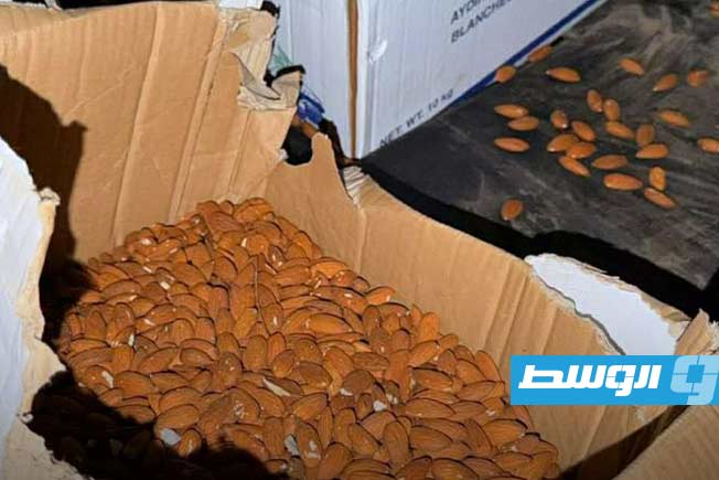 سيارة محملة ببضائع معدة للتهريب جرى ضبطها بمعبر رأس اجدير، 15 مارس 2026. (البحث الجنائي)