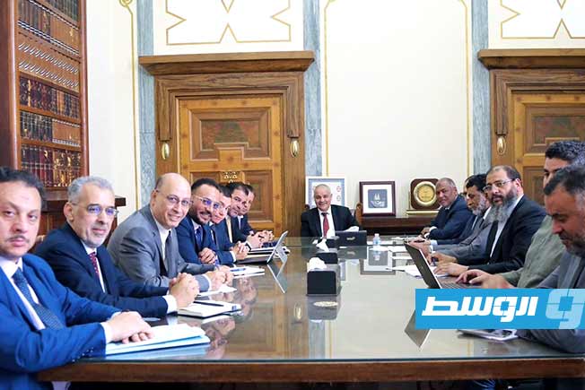 اجتماع عيسى والمبروك ومديري الإدارات بوزارة المالية والمصرف المركزي، الأحد 27 يوليو 2025. (مصرف ليبيا المركزي)