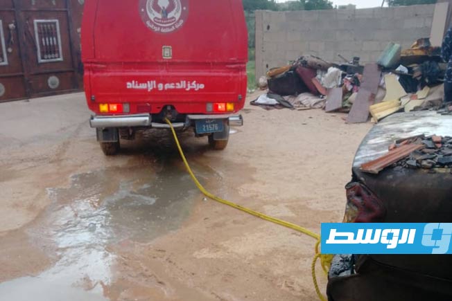 فرق الإطفاء تحاول إطفاء الحريق في أحد المنازل بمدينة الأصابعة (غرب ليبيا)، 14 أبريل 2025. (هيئة السلامة الوطنية)
