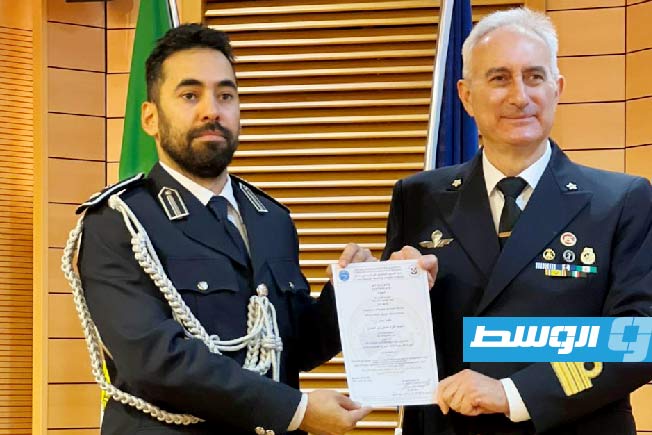 تكريم أحد الضباط المشاركين في الدورة، 22 نوفمبر 2025. (إدارة أمن السواحل)