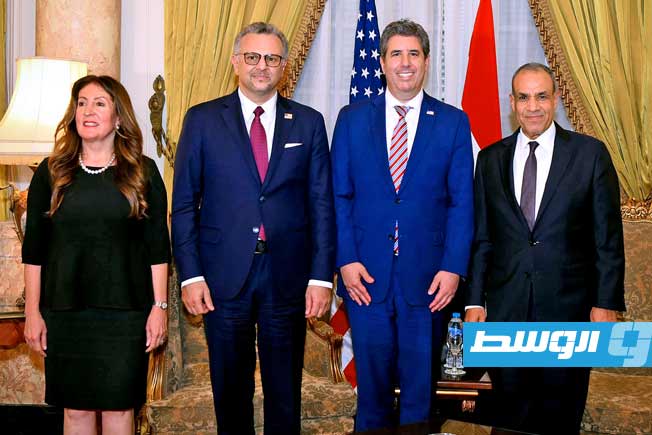 وزير الخارجية المصري بدر عبدالعاطي (يمين)،وكبير مستشاري الرئيس الأميركي للشؤون العربية والأفريقية مسعد بولس (يسار)، ونائب وزير الخارجية للإدارة والموارد مايكل ريجاس (وسط). (الإنترنت).