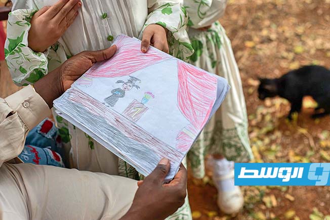 رسم لطفلة مشاركة بالمعرض (محمد امنينه)