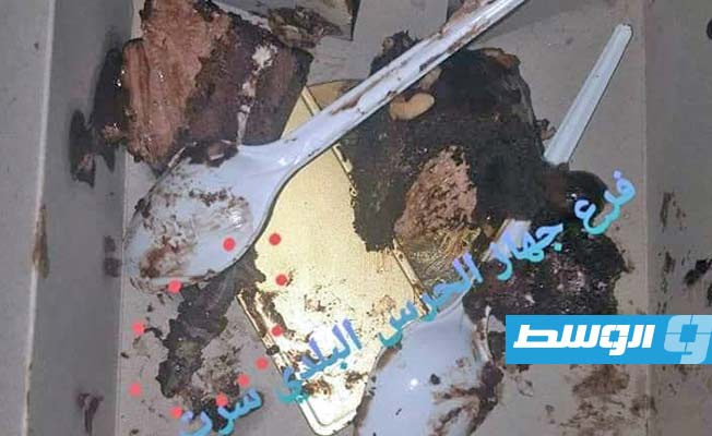 الحشرة التي عثر عليها بقطعة كيكة اشتراها مواطن من محل شهير وسط سرت. (فرع الحرس البلدي في سرت)