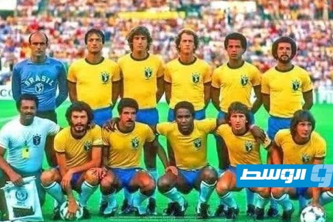 أسطورة الكرة البرازيلية سقراط مع منتخب بلاده. (أرشيفية : الإنترنت)