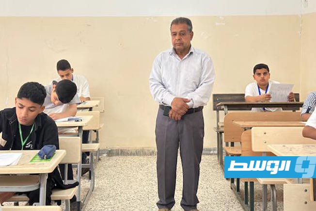 تلاميذ مرحلة التعليم الأساسي يؤدون آخر امتحاناتهم في مادة القراءة والنصوص، 4 يونيو 2025. (التعليم)
