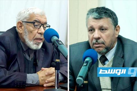 دكتور علي ارحومة (يمين) ودكتور محمد بن الحاج خلال محاضرة في مجمع اللغة العربية بطرابلس، 29 نوفمبر 2025. (الإنترنت)
