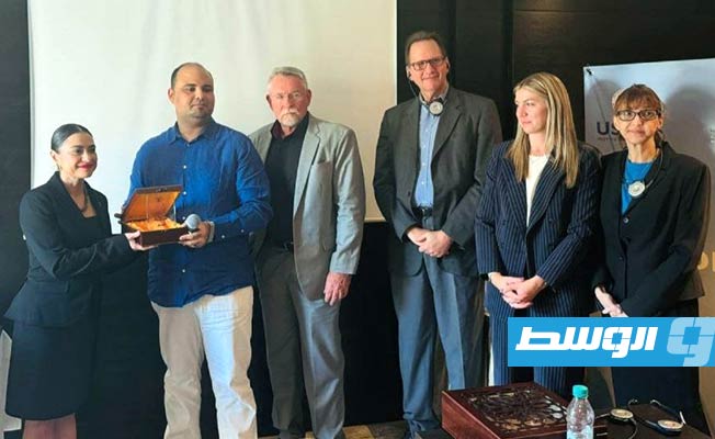 إحدى جلسات مؤتمر التعاون والشراكة الدولية بين البلديات الليبية والأمريكية في غدامس. (وزارة الحكم المحلي)