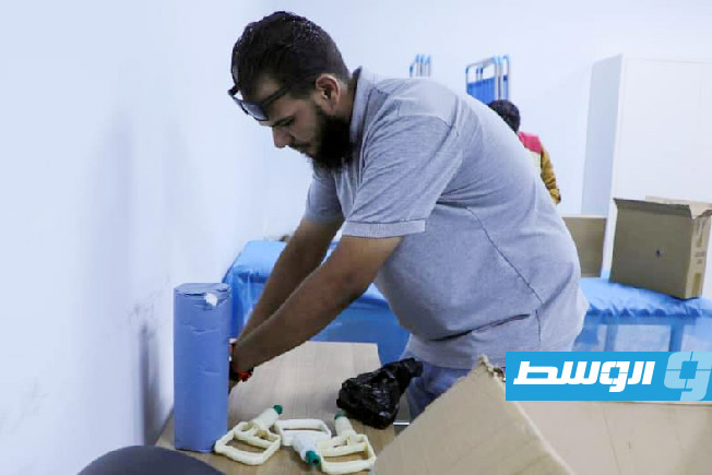 تجهيزات طبية يقوم بها موظفو مركز طب الطوارئ في مؤسسة الإصلاح والتأهيل في البيضاء (مركز طب الطوارئ)