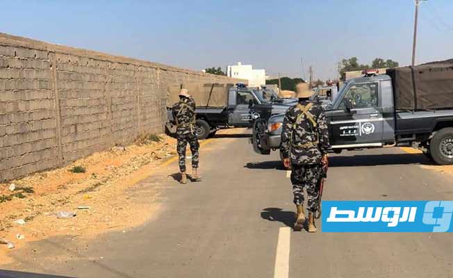 عناصر تابعة لإدارة إنفاذ القانون توقف تعديات على منتزه على طريق المطار في طرابلس، 31 أكتوبر 2023. (إدارة إنفاذ القانون)