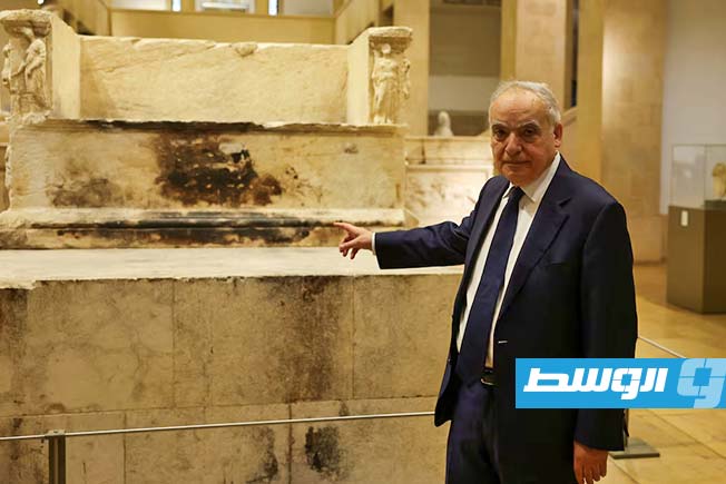 وزير الثقافة اللبناني غسان سلامة يقف بجانب قطعة أثرية تضررت خلال الحرب الأهلية اللبنانية أثناء حضوره مقابلة مع رويترز في المتحف الوطني ببيروت، لبنان، 10 أبريل 2025. (رويترز)