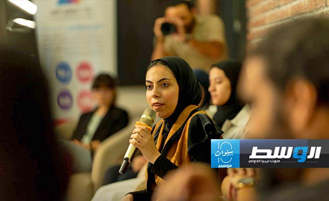 شباب التشكيليين يناقشون دور الفن في التعبير عن الهوية. (الجامعة الليبية الدولية للعلوم الطبية)