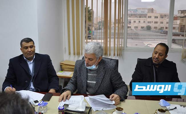 جانب من اجتماع وكيل وزارة الإسكان والتعمير للشؤون الفنية مع مدير عام مصرف الادخار والاستثمار العقاري. (صفحة الوزارة على فيسبوك)
