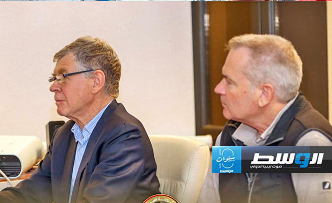 اجتماع خبراء شركة «سديم» الفرنسية مع مهندسي ومديري محطة درنة لتحلية المياه. (صندوق إعادة إعمار درنة والمدن والمناطق المتضررة)