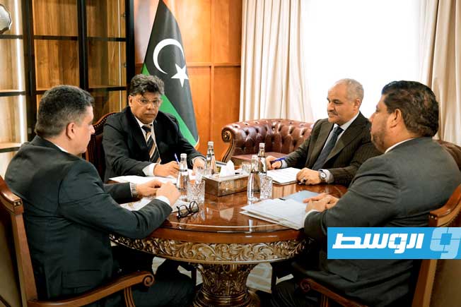 النائب العام الصديق الصور، ومحافظ مصرف ليبيا المركزي ناجي عيسى، ورئيس المؤسسة الوطنية للنفط مسعود سليمان ورئيس ديوان المحاسبة خالد شكشك خلال اجتماع بالديوان لمناقشة أوضاع القطاع النفطي، 25 نوفمبر 2025 (ديوان المحاسبة)