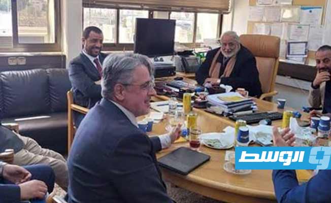 المدير الإقليمي لشركة «شلمبرجير» فرناندو روجي خلال لقاء مع مسؤولين بشركة الخليج العربي. (شركة الخليج العربي)