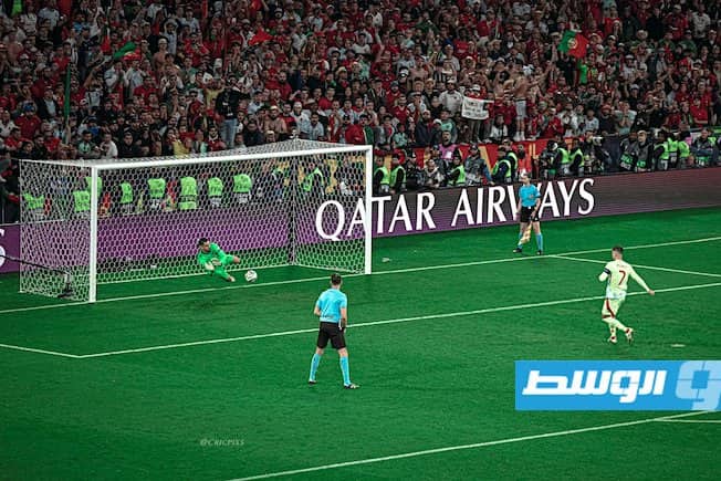 حارس المنتخب البرتغالي دييجو كوستا يصد ركلة جزاء من مهاجم المنتخب الإسباني الفارو موراتا في نهائي دوري الأمم الأوروبية 2025. (منصة أكس)