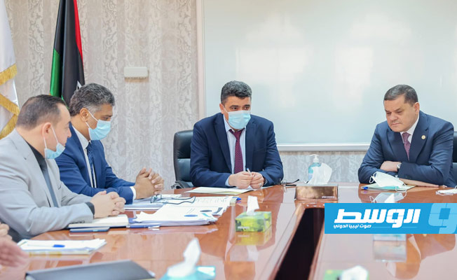 الدبيبة ورئيس ديوان المحاسبة خالد شكشك ورئيس لجنة إدارة الشركة العامة الكهرباء وئام العبدلي خلال اجتماع في العاصمة طرابلس، 13 يونيو 2021. (فيسبوك)