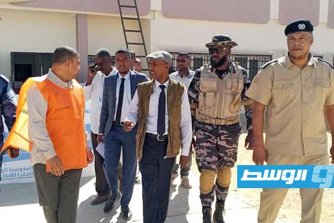 عضو مجلس مفوضية الانتخابات أبوبكر مردة يتفقد مراكز الاقتراع البلدي في الجنوب، 18 أكتوبر 2025. (مفوضية الانتخابات)