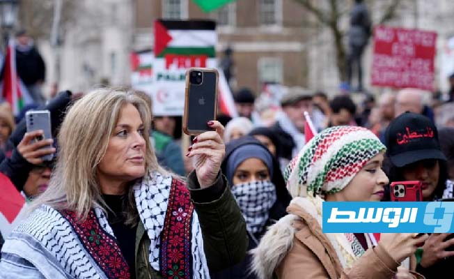 حشود كبيرة من البريطانيين في مظاهرة أمام مكتب رئيس الوزراء ريشي سوناك. (الإنترنت)